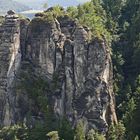 Tiefblicke auf Klettergipfel an der Bastei in der Sächsischen Schweiz...