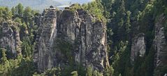 Tiefblicke auf Klettergipfel an der Bastei in der Sächsischen Schweiz...