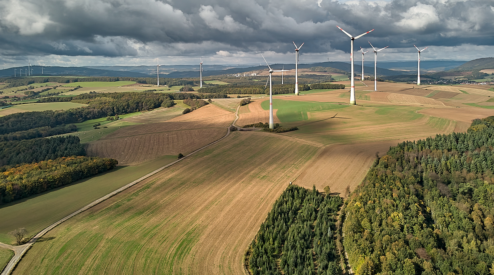 Tiefblicke mit Durchblicke, hier geht der Blick durch die Windräder auf den Fernmeldeturm...