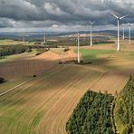 Tiefblicke mit Durchblicke, hier geht der Blick durch die Windräder auf den Fernmeldeturm...