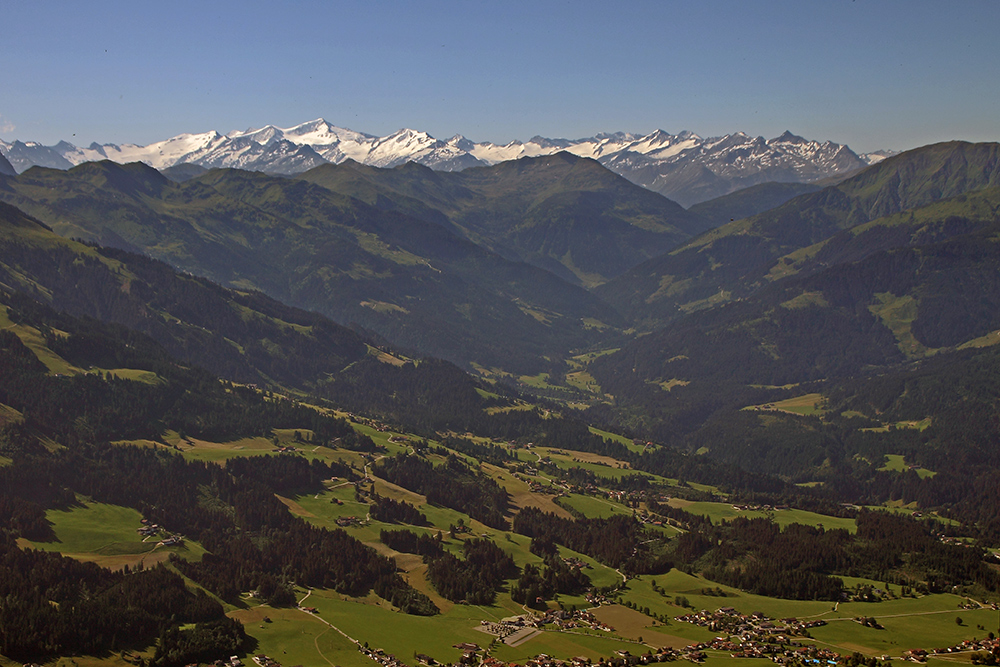 Tiefblicke und am Horizont in der Ferne der Großvenediger von der Hohen Salve aus