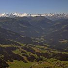 Tiefblicke und am Horizont in der Ferne der Großvenediger von der Hohen Salve aus