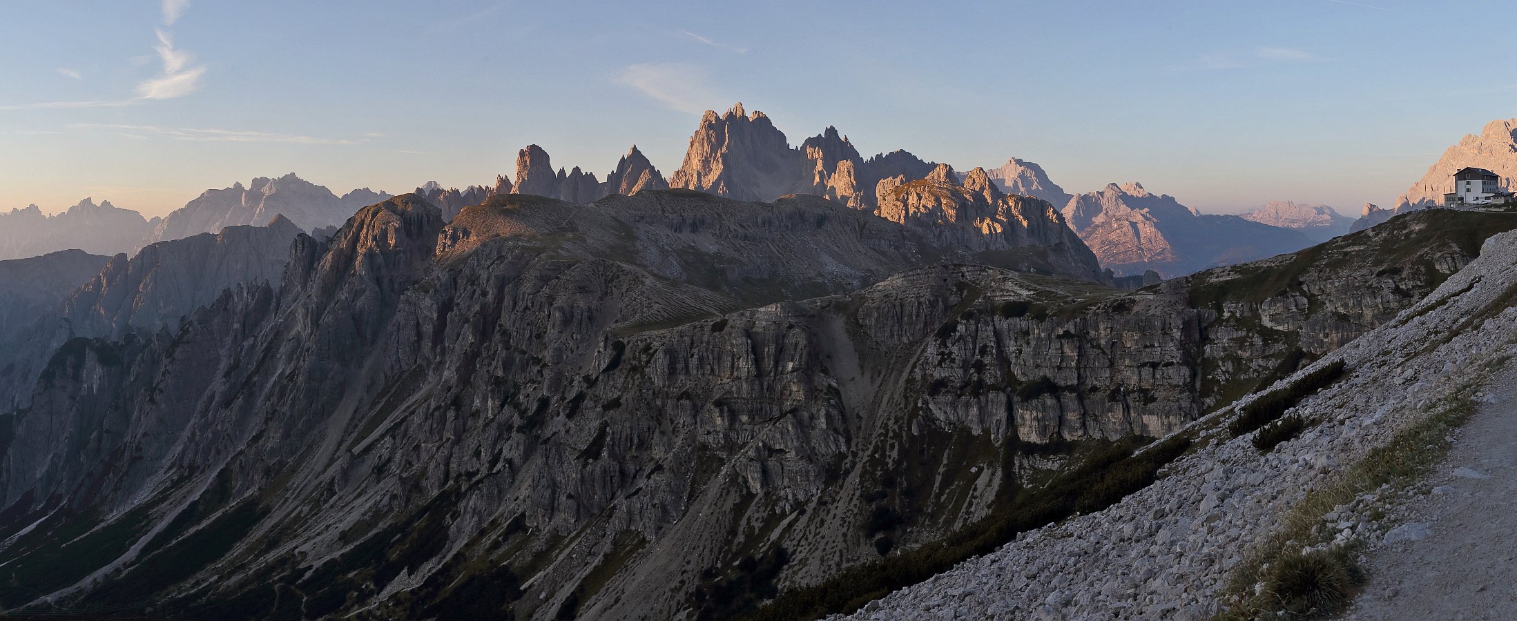 Tiefblicke vom Refugio Auronzo 2320m an der Südseite der drei Zinnen...