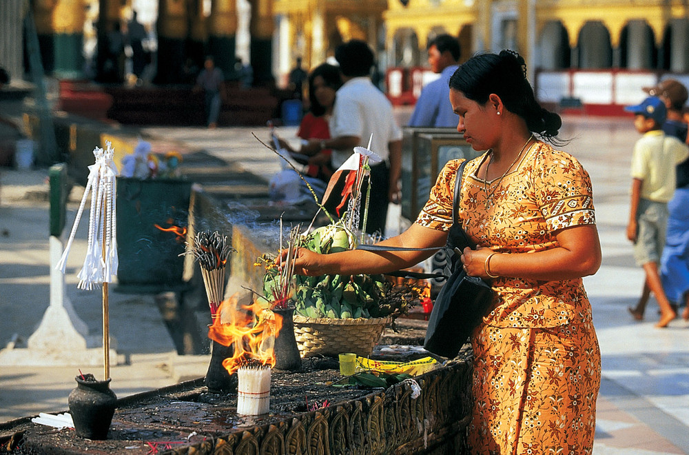 Tiefe Frömmigkeit in der Shwedagon-Pagode in Yangon