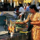 Tiefe Frömmigkeit in der Shwedagon-Pagode in Yangon