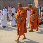 Tiefe Gläubigkeit und Ehrfurcht im Buddhistisches Heiligtum in Sarnath