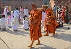 Tiefe Gläubigkeit und Ehrfurcht im Buddhistisches Heiligtum in Sarnath