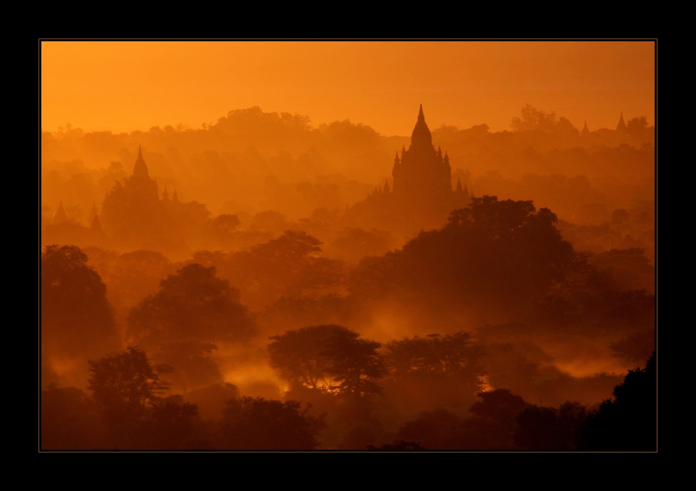 Tiefe Sonne über Bagan