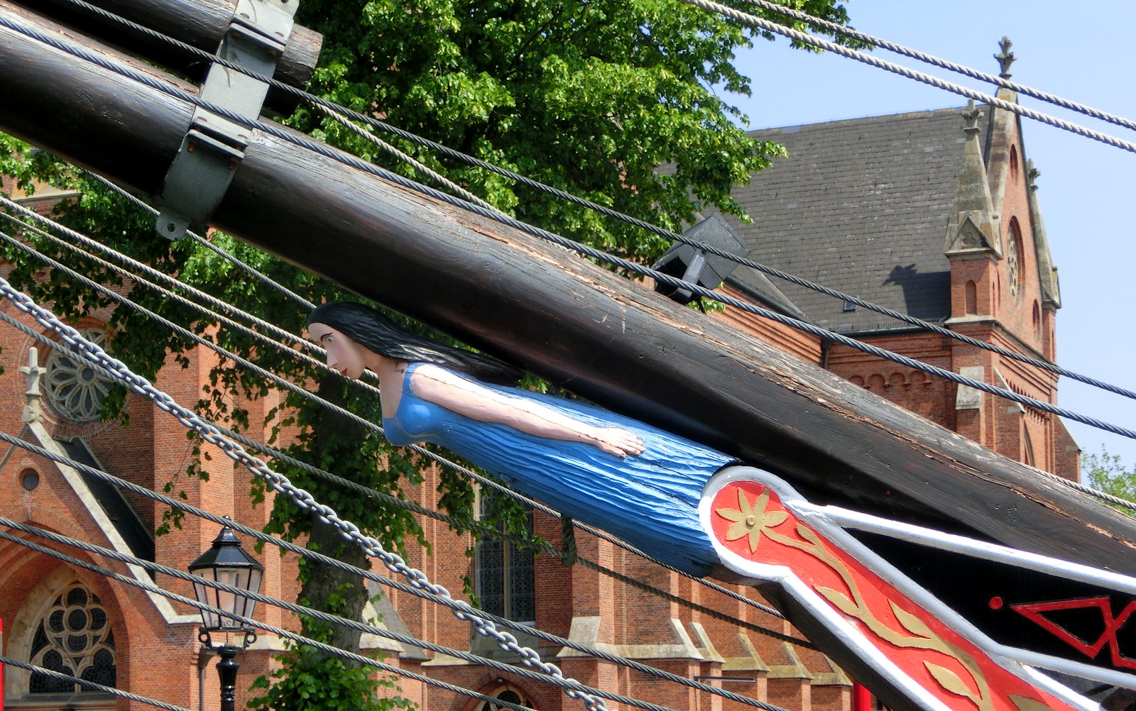 Tiefe Verbeugung vor der Kirche