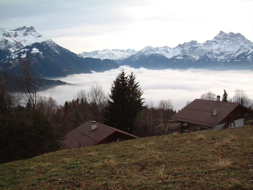 Tiefe Wolken in den Schweizer Bergen