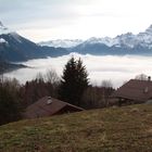 Tiefe Wolken in den Schweizer Bergen