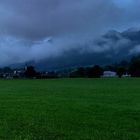 Tiefe Wolken über Bernau an der A8