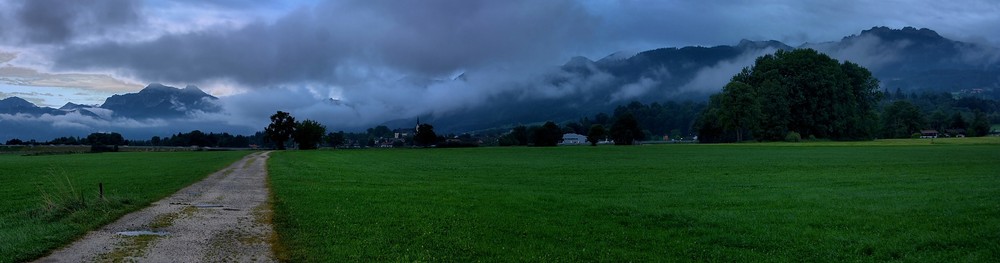 Tiefe Wolken über Bernau an der A8