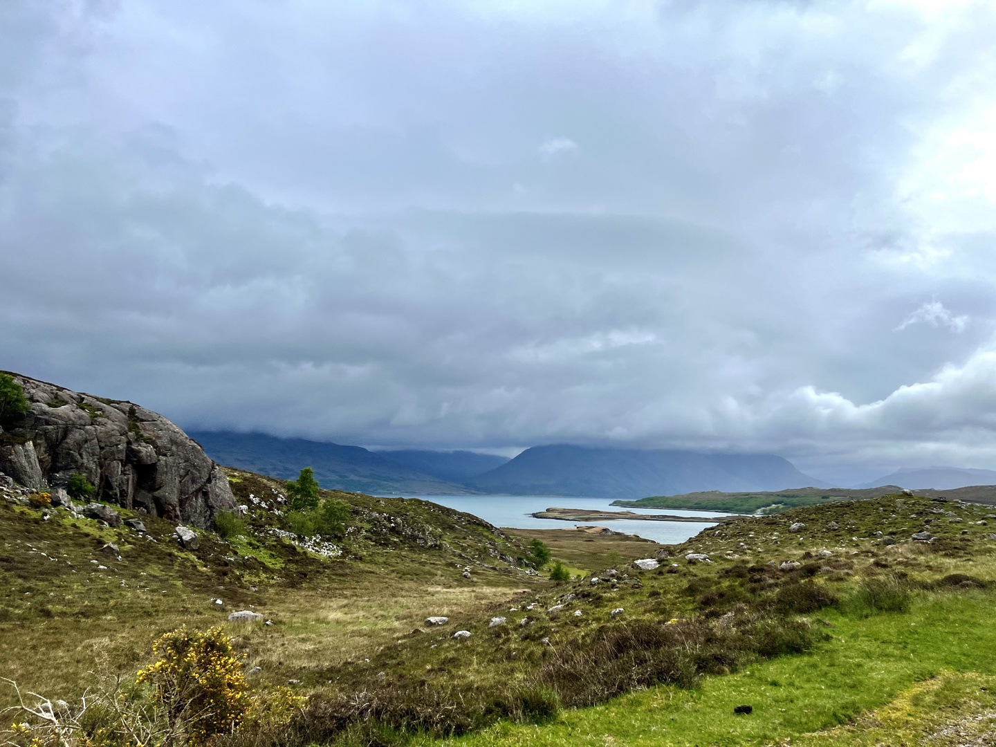 Tiefe Wolken verhüllen die Berge