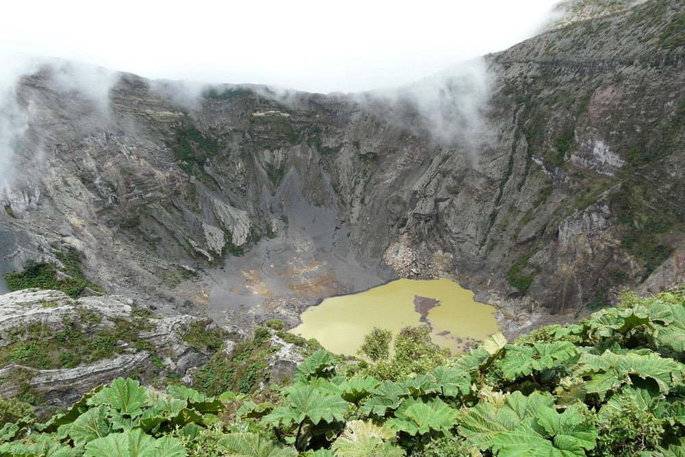 tiefer Blick in den Irazú