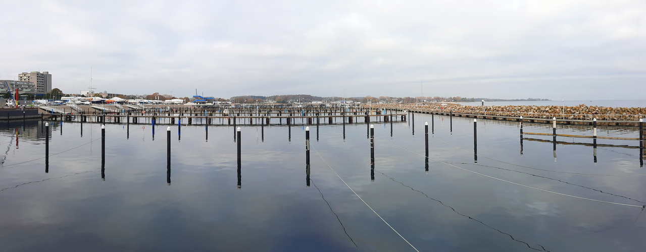 tiefer Herbst im Yachthafen