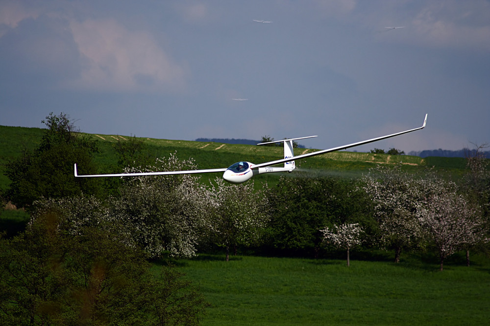 Tiefer Hochgeschwindigkeitsanflug