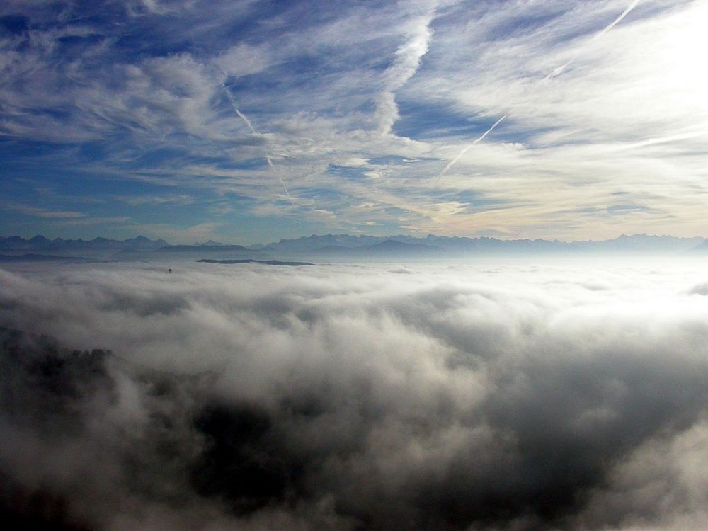 Tiefer Hochnebel über Zürich vom Uetliberg aus gesehen