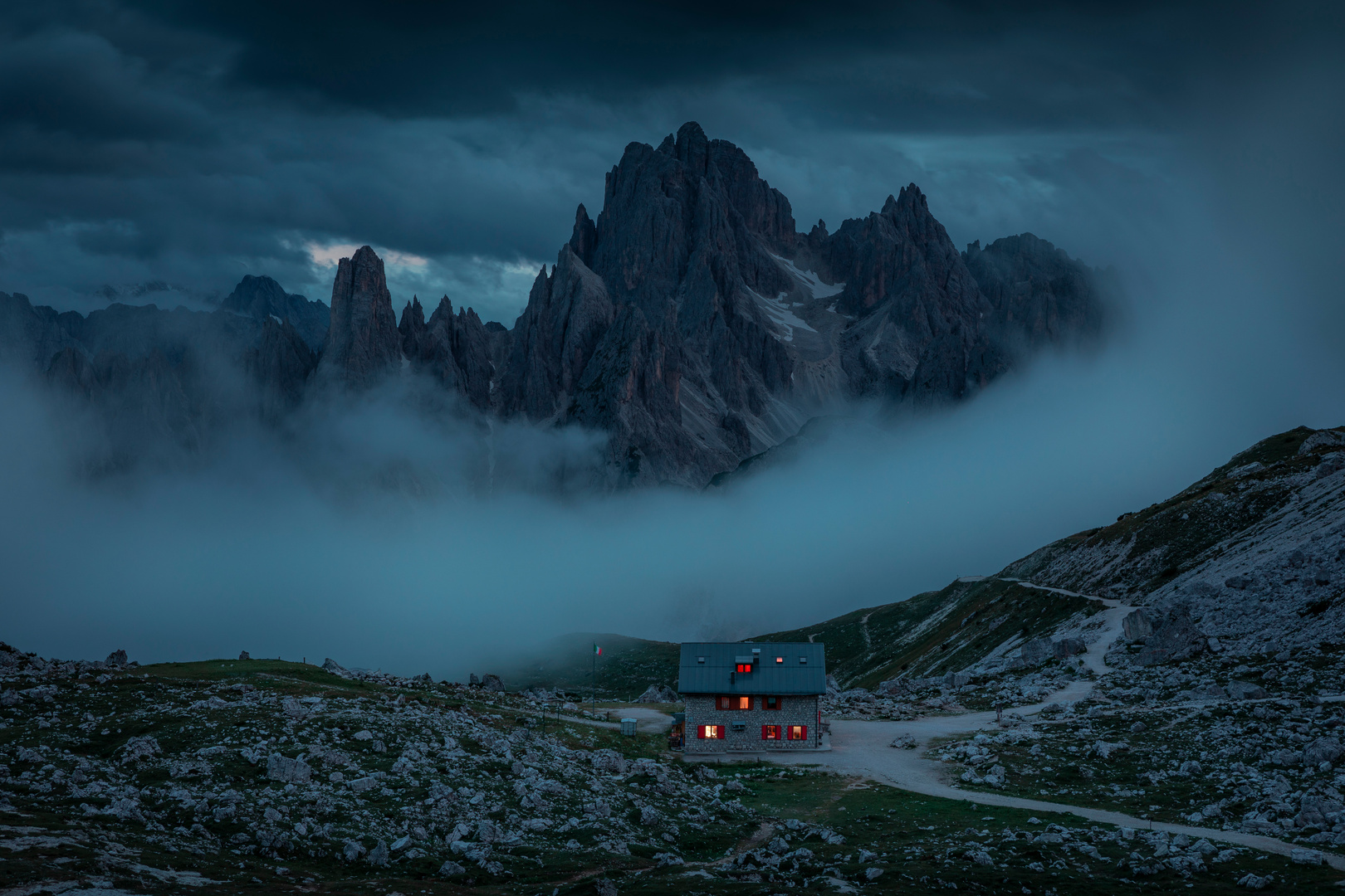 Tiefes Wolkenband an der Lavaredo Hütte in den Dolomiten