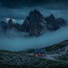 Tiefes Wolkenband an der Lavaredo Hütte in den Dolomiten