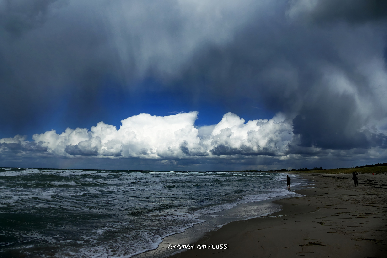 Tiefflieger-Wolken am Strand 