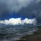 Tiefflieger-Wolken am Strand 