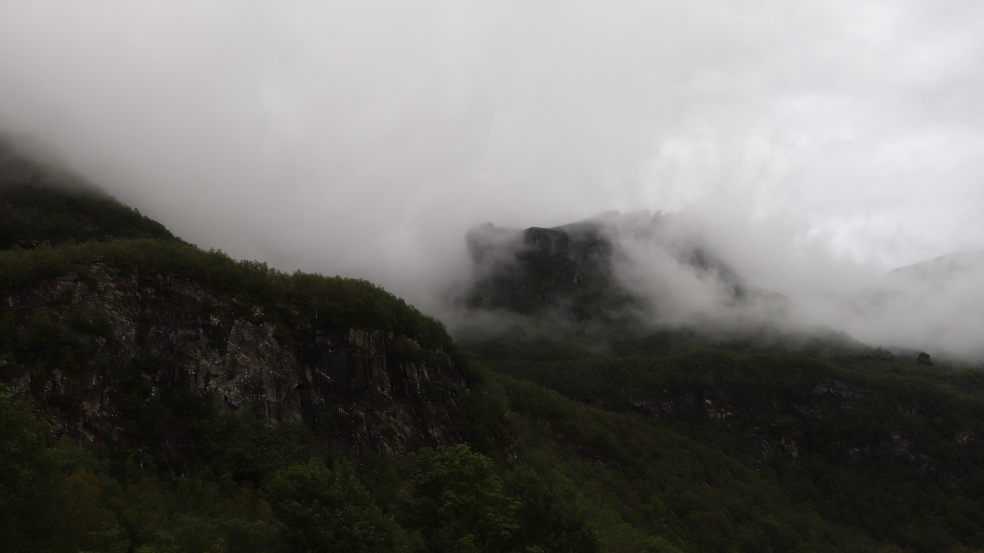 Tiefhängende Wolken in Südnorwegen