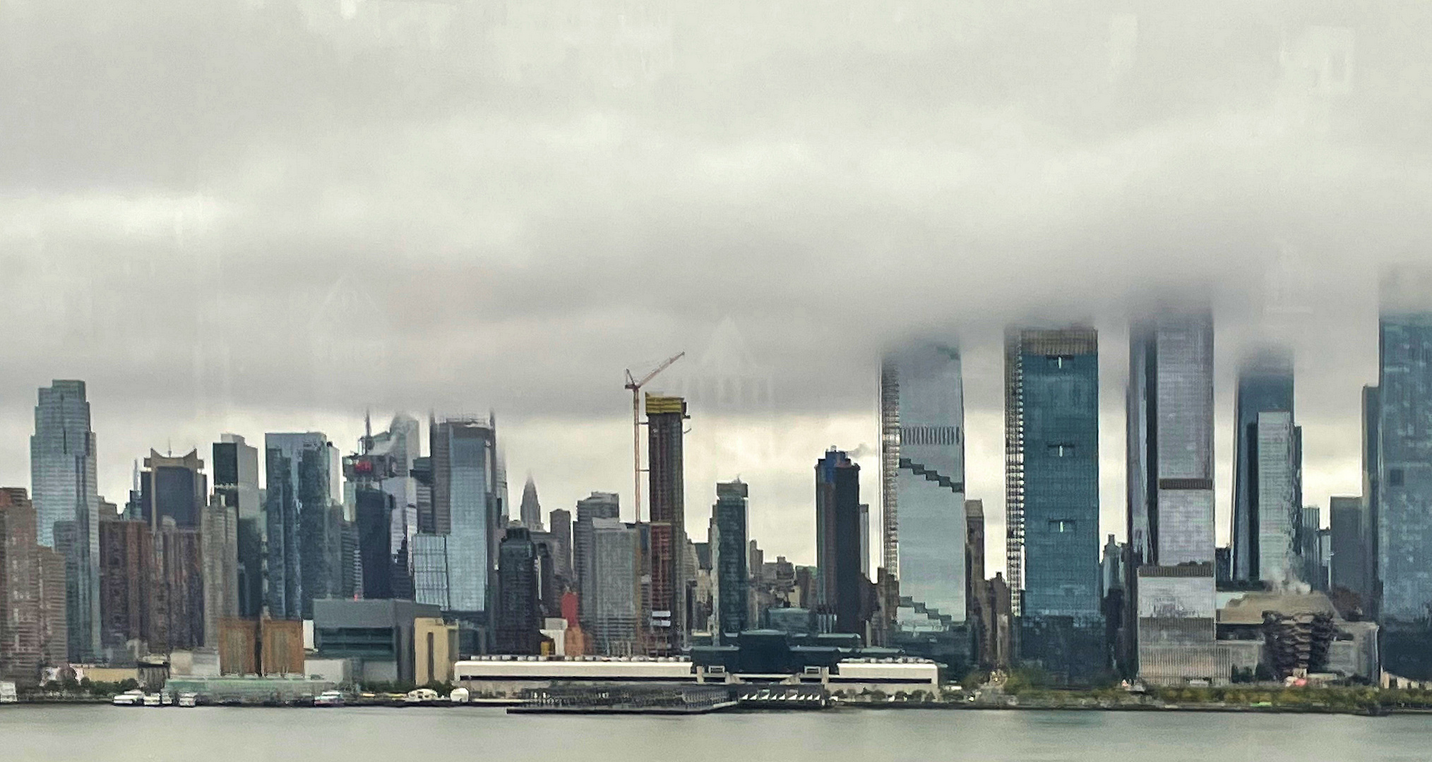 tiefhängende wolken über manhattan