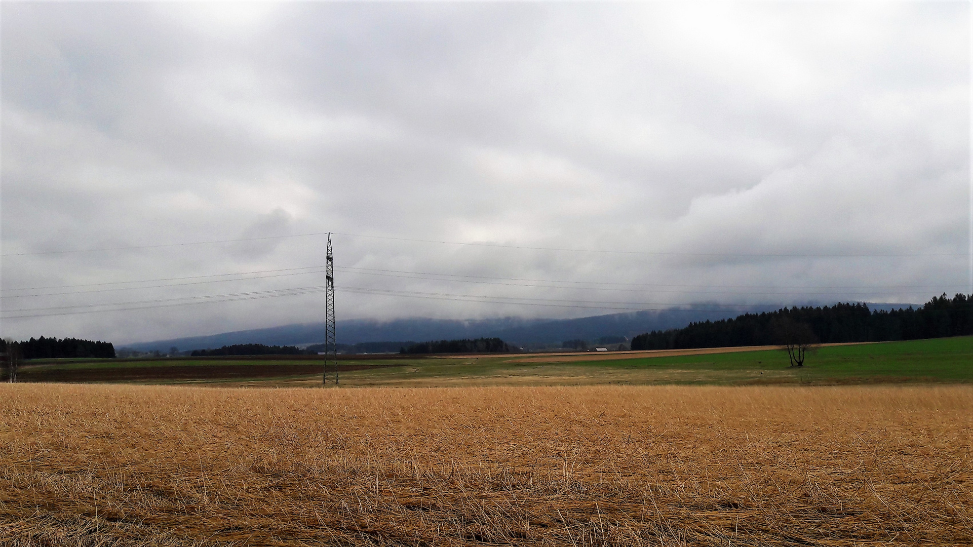 Tiefhängende Wolken vor dem Fichtelgebirge