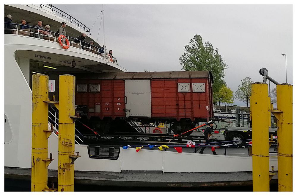 Tieflader mit Güterwagen auf der 'Romanshorn'