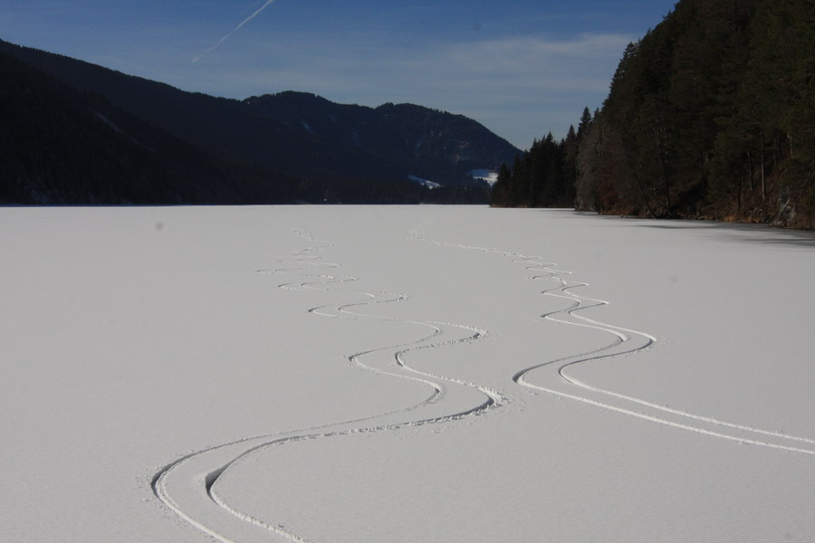 Tiefschneespuren am See