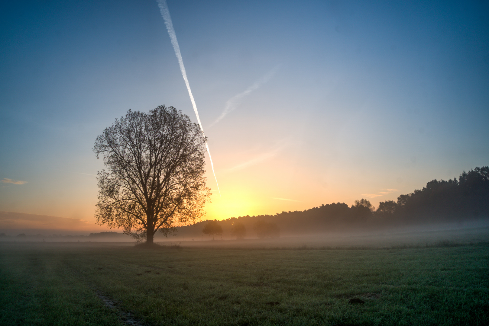 Tiefstehende, aufgehende Sonne