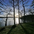 tiefstehende Nachmittagssonne über dem See