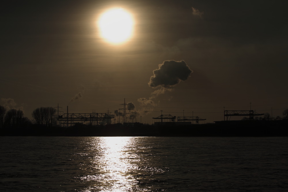 Tiefstehende Sonne über'm Logport Duisburg