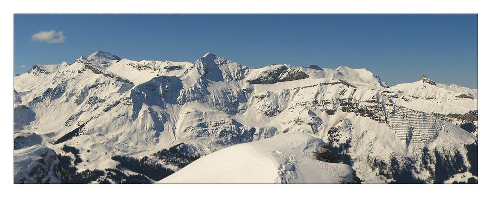 Tiefverschneites Berner Oberland