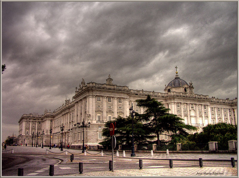 Tiempo amenazador sobre palacio. Madrid - HDR