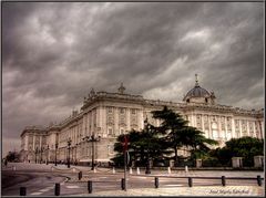 Tiempo amenazador sobre palacio. Madrid (HDR) (revisión)