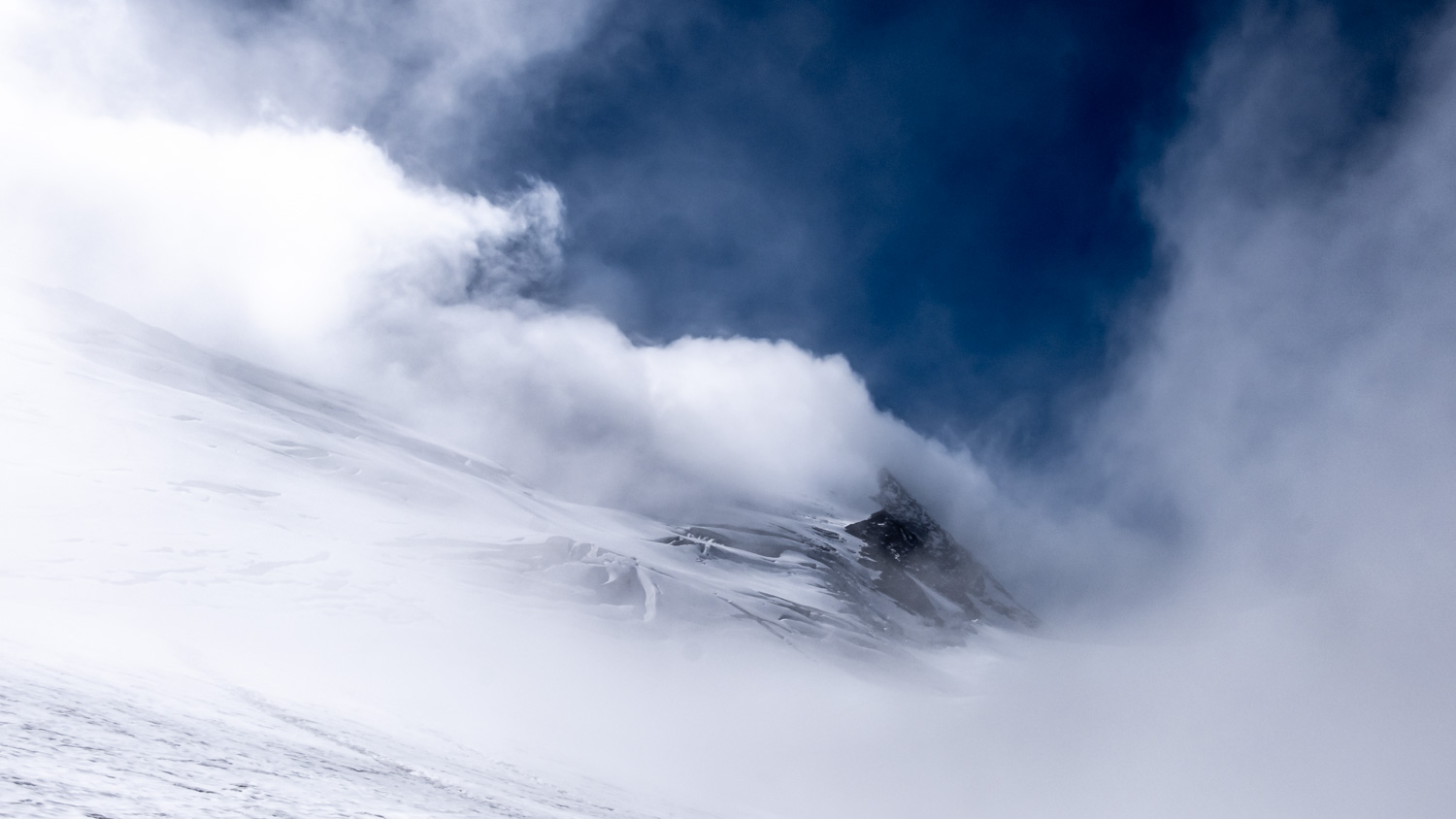 Tierberg in Wolken