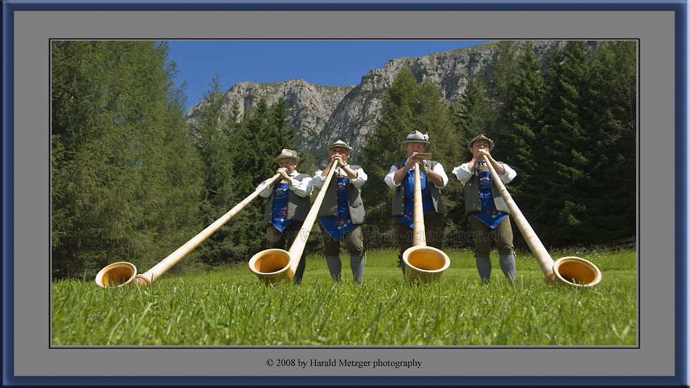 Tierser Alphornbläser vor dem Schlern in den Dolomiten