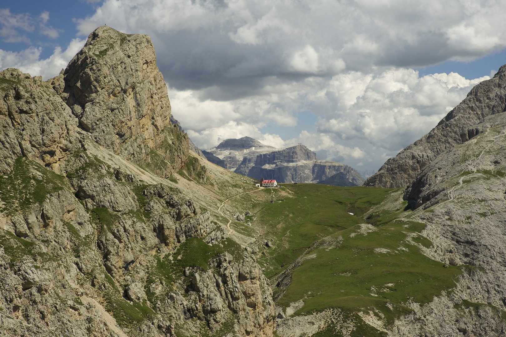 Tierser -Alpl mit dem Piz Boe im Hintergrund (3125m)