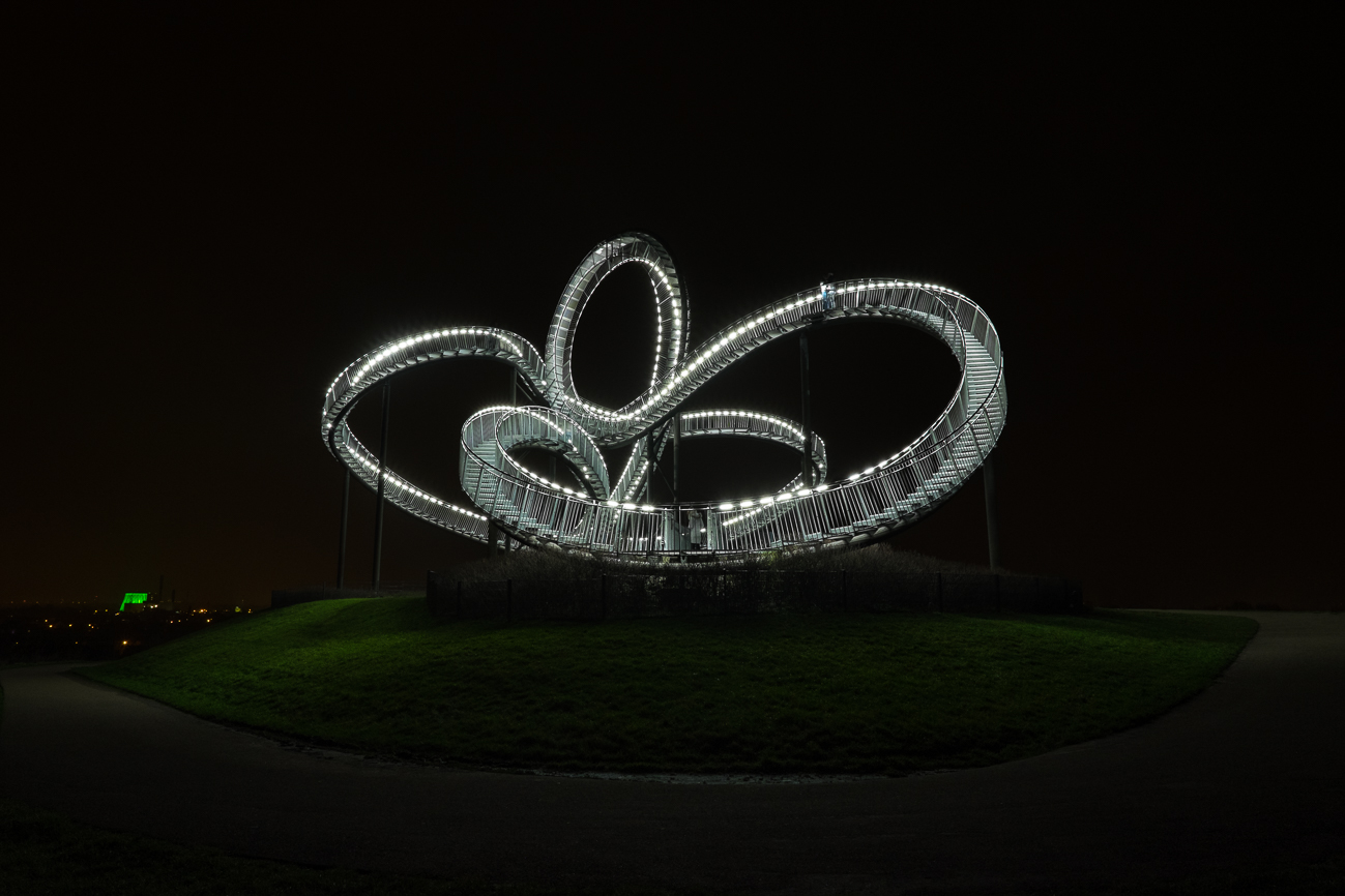 Tiger and Turtle bei Nacht