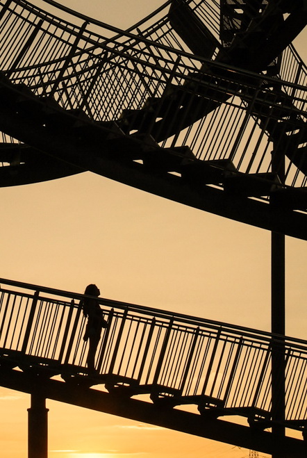 Tiger and Turtle, Mädchen mit Blick in den Abendhimmel