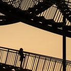 Tiger and Turtle, Mädchen mit Blick in den Abendhimmel