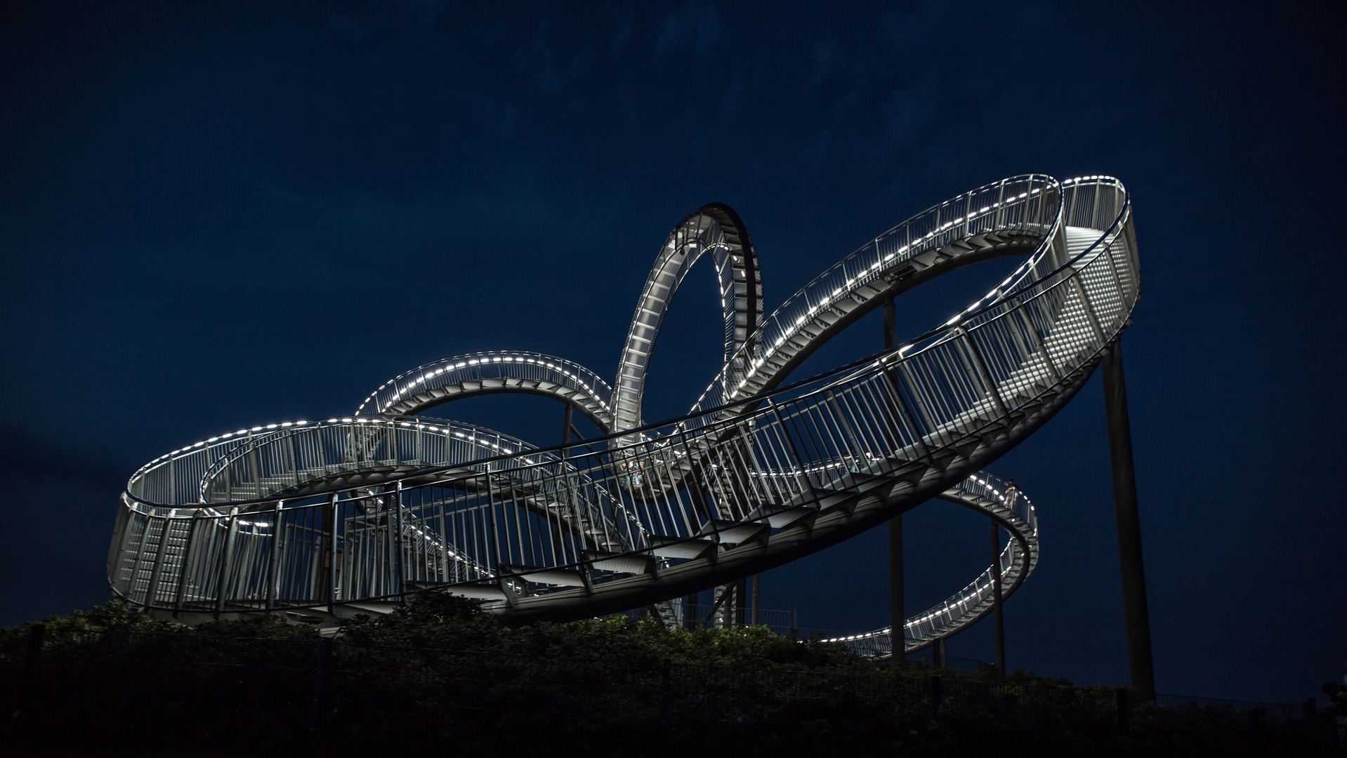 Tiger & Turtle bei nacht