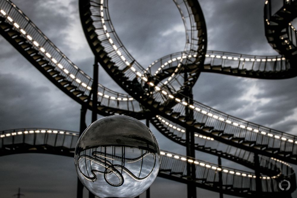 Tiger & Turtle durch die Kugel