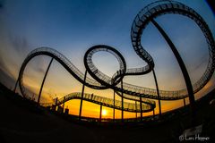 Tiger & Turtle I: Sonnenuntergang am Magic Mountain Duisburg