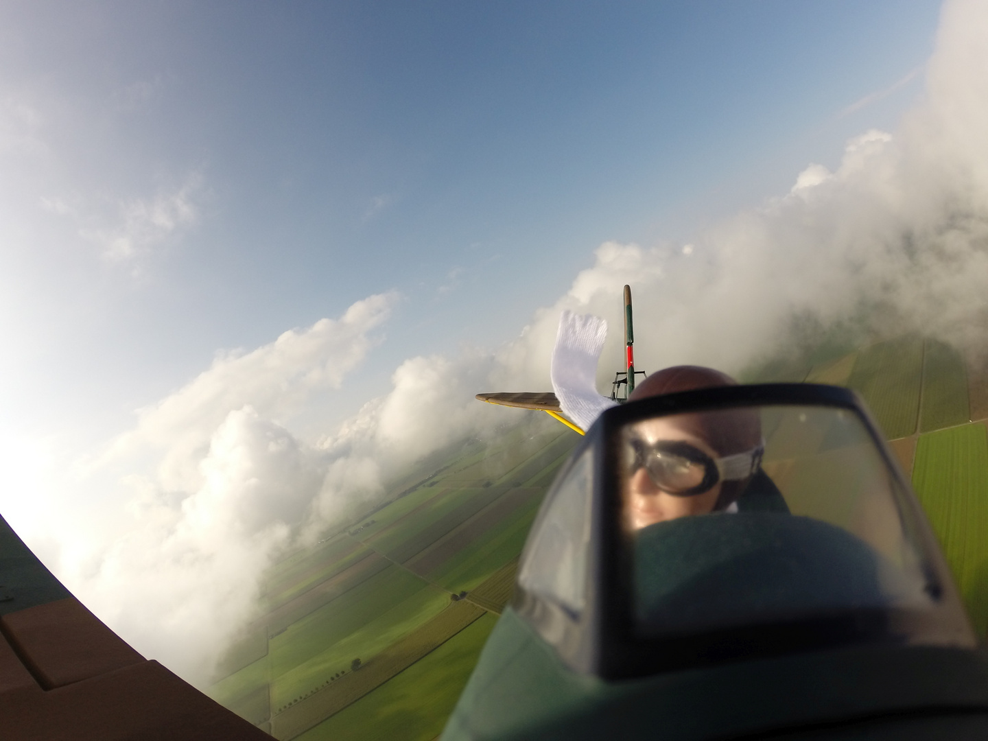 TigerMoth zwischen den Wolken.