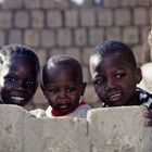 Timbuktu, Kinder schauen neugierig über éine Mauer, von 2004