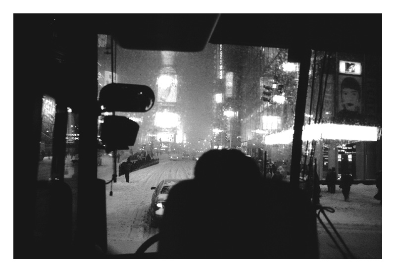 Time Square con la neve dal bus