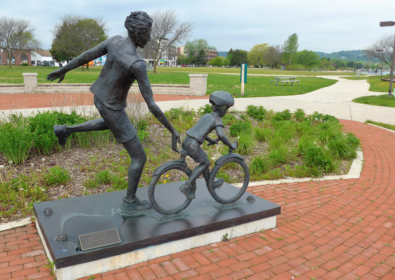 Time to Let Go, Skulptur von Verna Bartnick